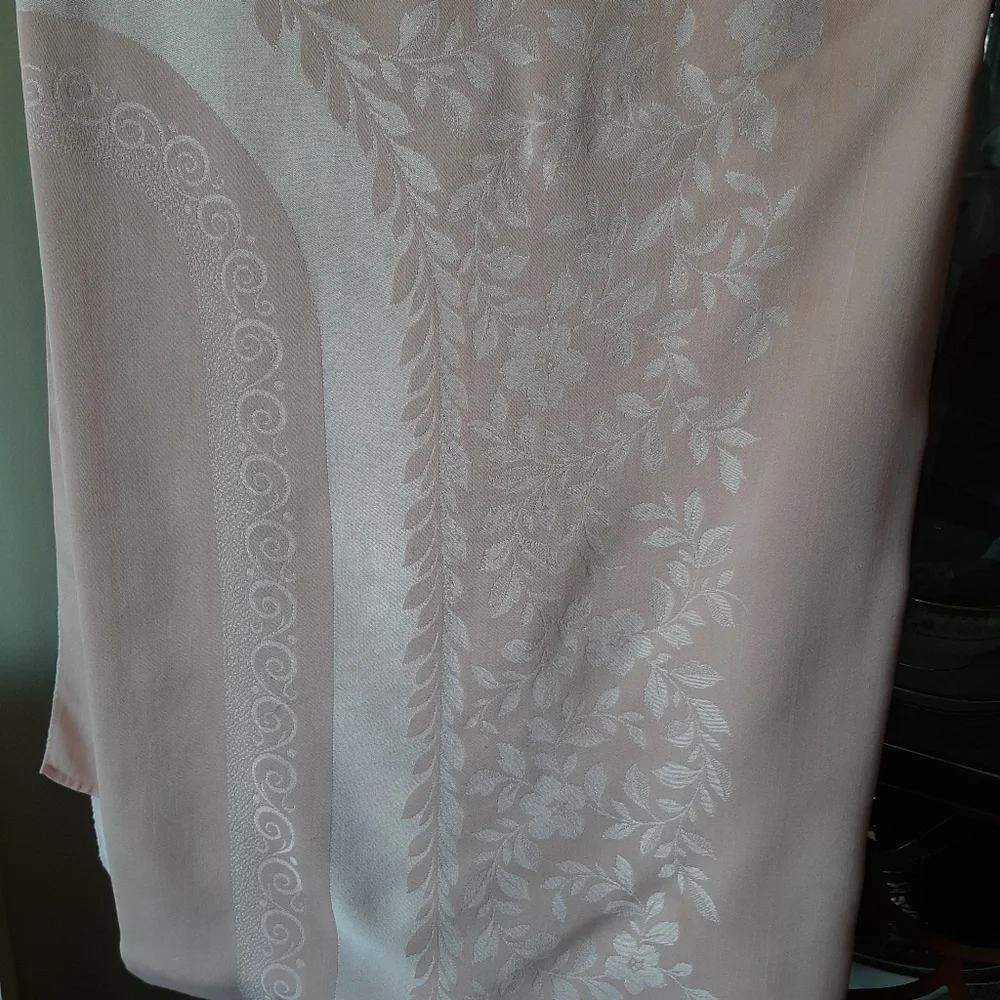 Vtg Damask Pastel Pink Tablecloth and 6 Piece Napkin Set.